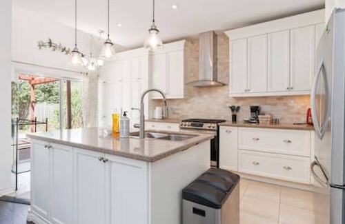 Brampton House | Brampton Retreat with Basement