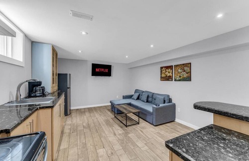 Brampton Apartment | Spacious 6BR Getaway | Sleeps 16 | Yard & Parking