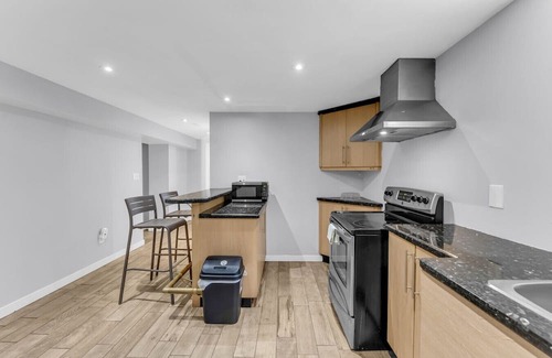 Brampton Apartment | Spacious 6BR Getaway | Sleeps 16 | Yard & Parking