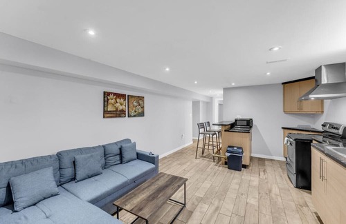 Brampton Apartment | Spacious 6BR Getaway | Sleeps 16 | Yard & Parking