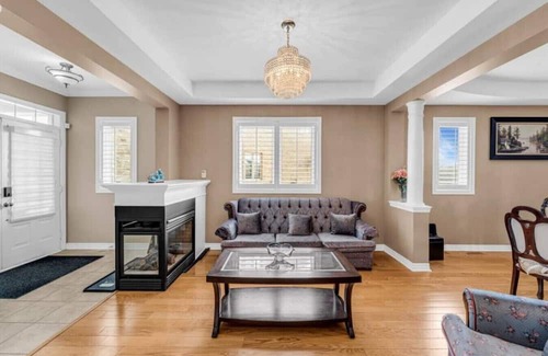 Brampton House | Luxury Mansion by Toronto & YYZ I Large Backyard