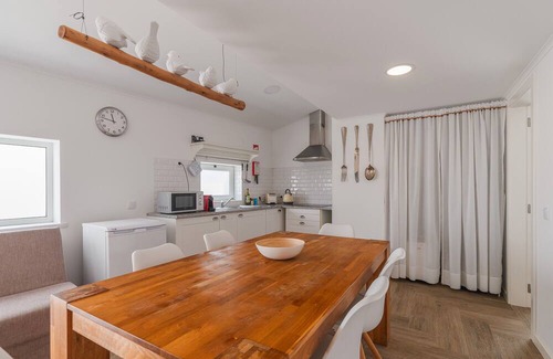 Malveira da Serra House | Holiday Home 'Between Mountain and Sea' with Mountain View, Private Terrace and Wi-Fi