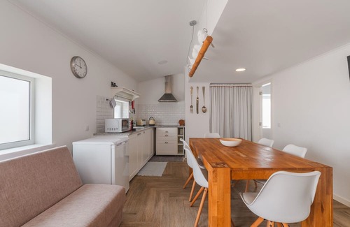 Malveira da Serra House | Holiday Home 'Between Mountain and Sea' with Mountain View, Private Terrace and Wi-Fi
