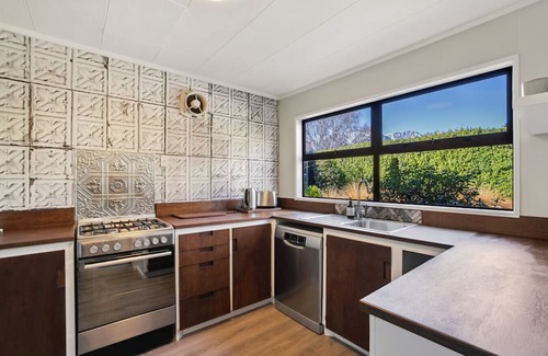 Kelvin Heights House | Sunset Lakehouse - Lake and Mountain Views