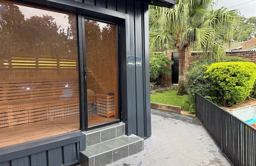Moreleta Park House | Gorgeous cozy Modern interior 5-bed guesthouse with AC, pool, sauna in Pretoria