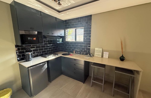 Moreleta Park House | Gorgeous cozy Modern interior 5-bed guesthouse with AC, pool, sauna in Pretoria
