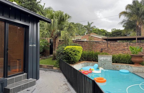 Moreleta Park House | Gorgeous cozy Modern interior 5-bed guesthouse with AC, pool, sauna in Pretoria