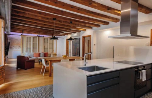 Ciutat Vella Apartment | Elegant and Spacious Apartment in the Heart of Barcelona