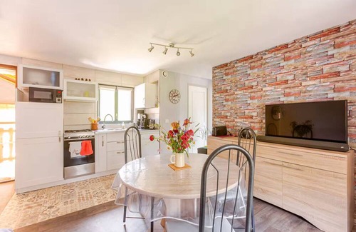Les Cotes de Corps Cottage | Cottage 'Le P'tit' with Lake View, Private Terrace and Wi-Fi