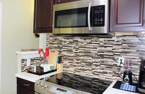 Peterborough House | 3-bedroom full bungalow in pleasant Downtown Peterborough with AC