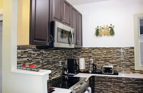 Peterborough House | 3-bedroom full bungalow in pleasant Downtown Peterborough with AC