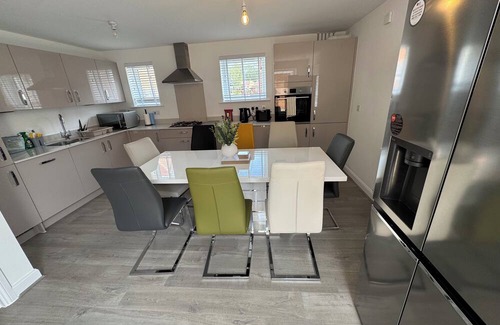 Broad Oak House | Modern 4BR House – Super-King En-suite, Garden, TVs in Every Room, Parking