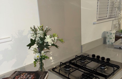 Broad Oak House | Modern 4BR House – Super-King En-suite, Garden, TVs in Every Room, Parking