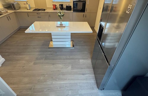 Broad Oak House | Modern 4BR House – Super-King En-suite, Garden, TVs in Every Room, Parking
