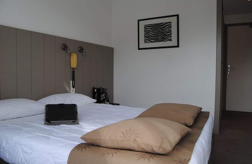 Lourdes Hotel | Relax in Comfort, Pet-Friendly Rooms with Parking and Easy Access to Attractions