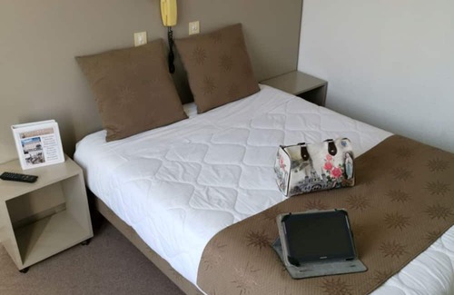 Lourdes Hotel | Relax in Comfort, Pet-Friendly Rooms with Parking and Easy Access to Attractions