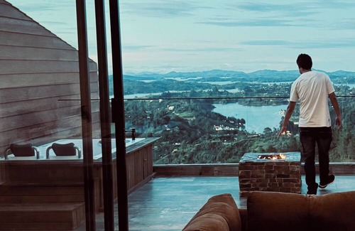 El Penol Condo | El Peñol - Guatape Romantic CondonPrivate Jacuzzi with a view of La Piedra