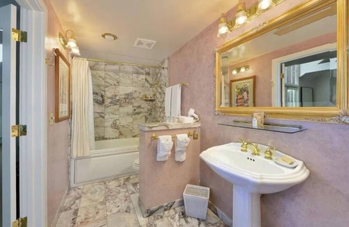 Santa Rosa Hotel | Fun-Filled Stay in Santa Rosa – Junior Suite Near Hiking, Wine Tasting + Dining