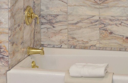 Santa Rosa Hotel | Fun-Filled Stay in Santa Rosa – Junior Suite Near Hiking, Wine Tasting + Dining