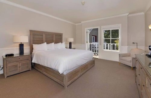 Santa Rosa Hotel | Explore Wineries from a Classic Santa Rosa King Room Filled with Timeless Charm