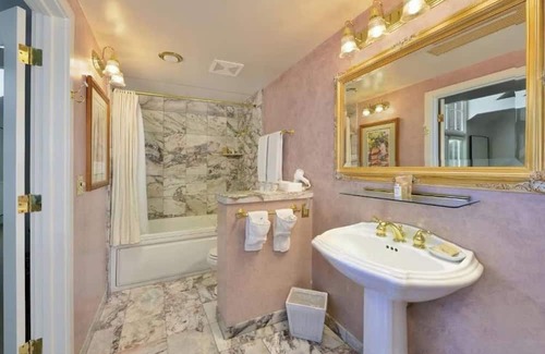 Santa Rosa Hotel | Explore Wineries from a Classic Santa Rosa King Room Filled with Timeless Charm