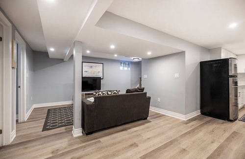 Lakeview House | Cozy 3BR Basement w/2 Baths