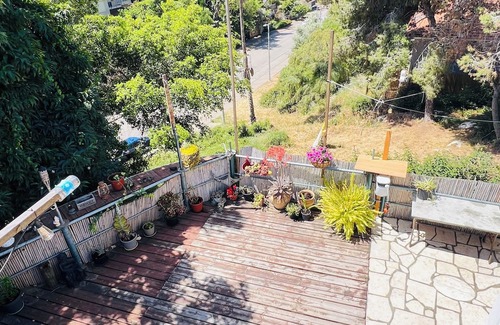 Zikhron Ya'aqov House | Cozy bright Family Apartment with View & Deck near Zikhron’s Pedestrian Mall