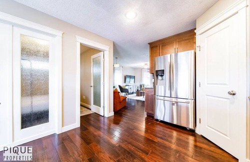 Southeast Edmonton House | Chic 6BDRM Getaway - KingBed - Patio - BBQ - Garage - Wifi
