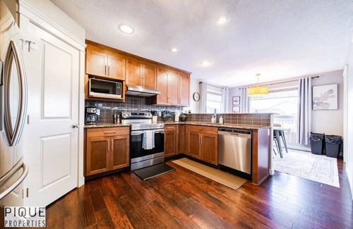 Southeast Edmonton House | Chic 6BDRM Getaway - KingBed - Patio - BBQ - Garage - Wifi