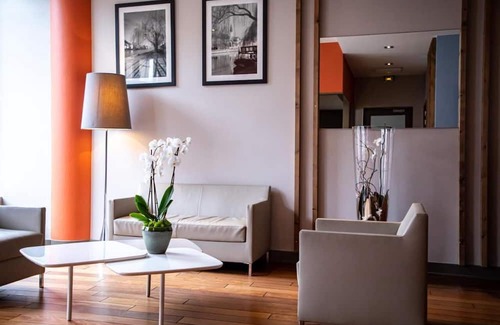 9th Arrondissement Hotel | Conveniently To Excellent Transportation! Pets are Allowed, Onsite Parking!