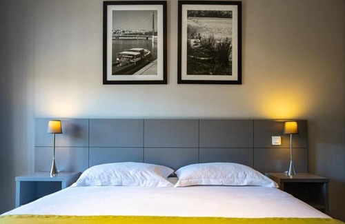 9th Arrondissement Hotel | Conveniently To Excellent Transportation! Pets are Allowed, Onsite Parking!