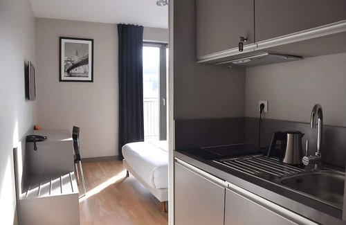 9th Arrondissement Hotel | Conveniently To Excellent Transportation! Pets are Allowed, Onsite Parking!