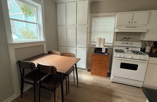 Athens Cottage | Located near UGA, Normaltown, & Downtown Athens. Charming 2-bed cottage w/AC.