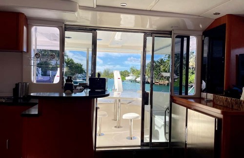 Old Fort Bay Boat Rental | Luxury 47’ Leopard Power Catamaran - Bahamas