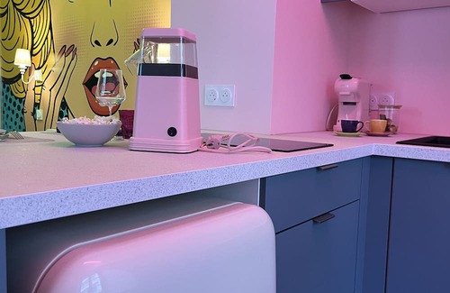 Centre-ville Apartment | Studio POP in the city center, with Balnéo, in a colorful, retro atmosphere!