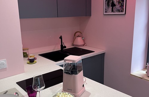 Centre-ville Apartment | Studio POP in the city center, with Balnéo, in a colorful, retro atmosphere!