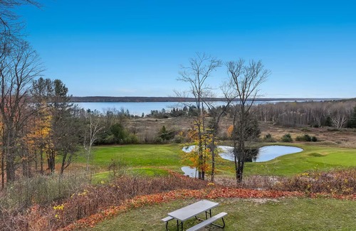Kewadin House | 🍁 Spacious Hideaway in Torch Lake | Sunrise Views + Golf ➠ 741