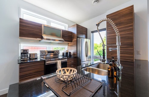 Latin Quarter Apartment | Spacious 1BR Condo, work&play in Montréal