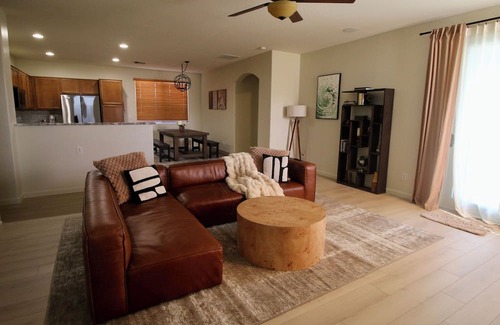 Waddell House | Charming 3-bedroom house with office, pool and gym in beautiful Waddell