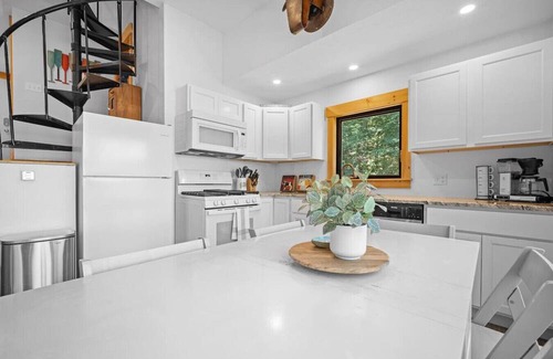 New Durham House | Lake Front Cabin with Private Dock & Amazing Views
