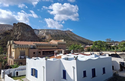 Vulcano Porto Villa | Within walking distance of the sea, across from the spa, and a two-minute walk to the harbor.
