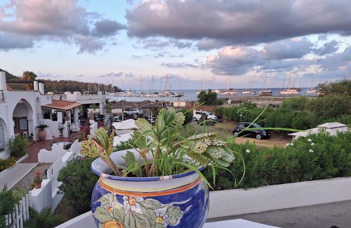 Vulcano Porto Villa | Within walking distance of the sea, across from the spa, and a two-minute walk to the harbor.