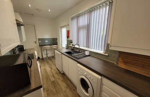 Tunstall House | 💼 Basford House | 3BR, 2BA Home with WiFi & Smart TVs | Sleeps 5