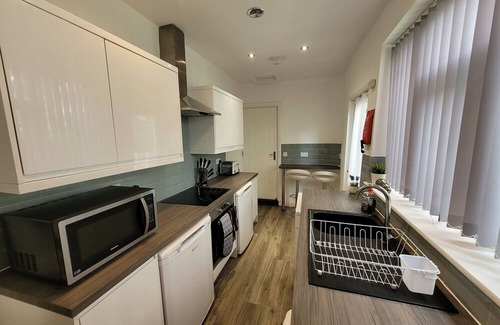Tunstall House | 💼 Basford House | 3BR, 2BA Home with WiFi & Smart TVs | Sleeps 5