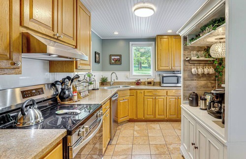 Kansas City House | 5 Mi to Kansas Speedway! 'Cowtown Cutie KC'