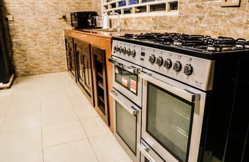 Accra Villa | Spacious 6-bedroom villa in charming Accra with AC