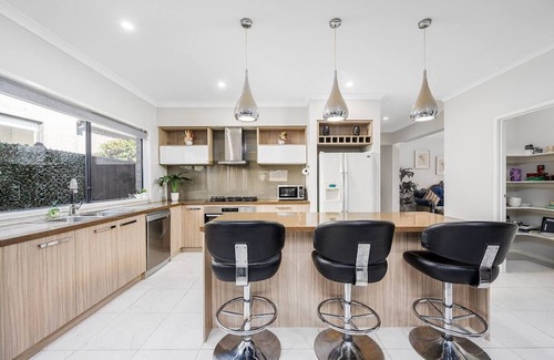 Chirnside Park House | Cloverlea Spacious 4BR Yarra Valley Getaway