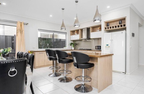 Chirnside Park House | Cloverlea Spacious 4BR Yarra Valley Getaway