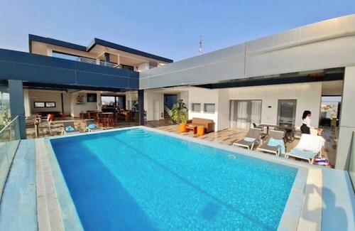 Cantonments Condo | Beautiful Pent House Suite in Accra with Private Elevator and Balcony Ocean View