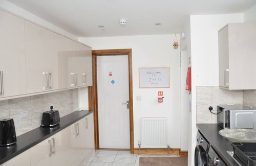 West Bromwich House | Entire Home in West Bromwich, Near Birmingham, West Midlands